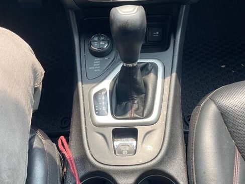 Used 2017 Jeep Cherokee Trailhawk AWD/4WD image 20