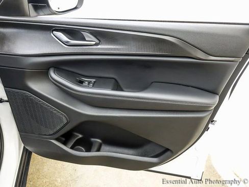 Used 2023 Jeep Grand Cherokee Laredo image 21