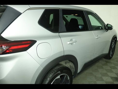 Used 2025 Nissan Rogue SV AWD/4WD image 16