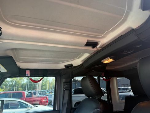 Used 2017 Jeep Wrangler Unlimited Rubicon w/ Connectivity Group AWD/4WD image 12