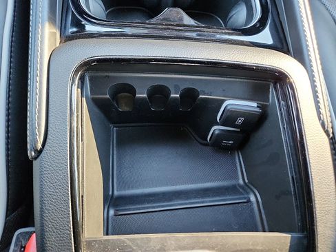 Used 2025 Chrysler Pacifica Limited image 17