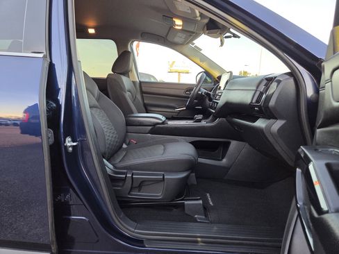 Used 2025 Nissan Pathfinder SV image 18