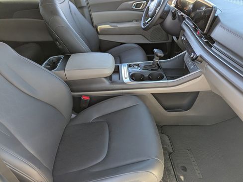 Used 2026 Kia Carnival EX image 13