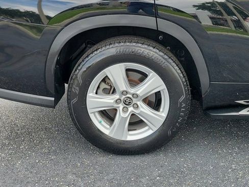 Certified 2024 Toyota Highlander LE FWD image 5