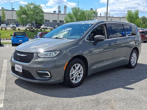 Used 2023 Chrysler Pacifica Touring-L FWD image 3