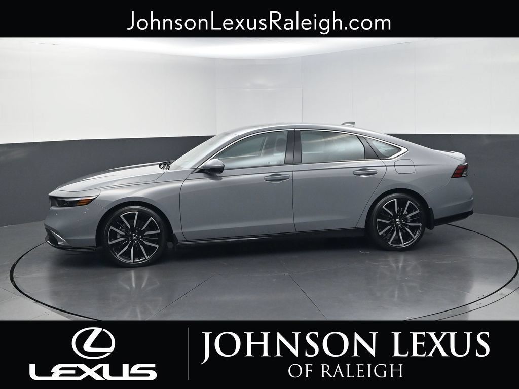 Used 2023 Honda Accord Touring image 2