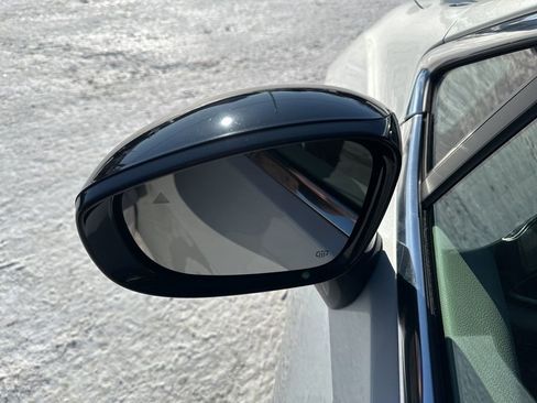 Used 2024 Chrysler Pacifica Touring-L FWD image 32