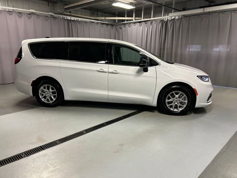 Used 2024 Chrysler Pacifica Touring-L FWD image 8