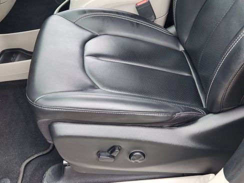 Used 2023 Chrysler Pacifica Touring-L FWD image 19