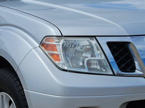 Used 2016 Nissan Frontier SV RWD image 5