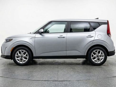 Used 2025 Kia Soul LX w/ LX Technology Package FWD image 5