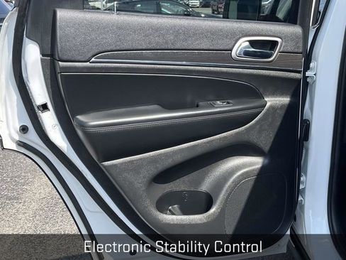 Used 2018 Jeep Grand Cherokee Limited image 17