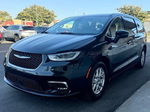 Used 2023 Chrysler Pacifica Touring-L FWD image 8