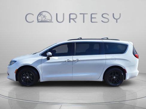 Used 2020 Chrysler Voyager Lxi FWD image 2
