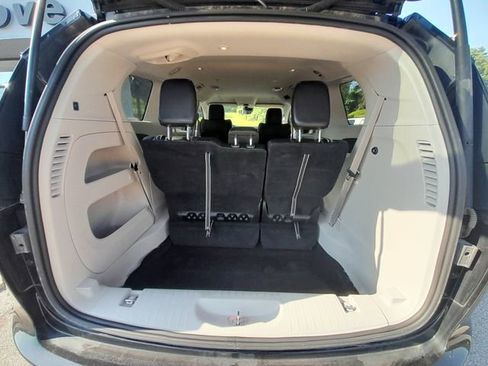 Used 2023 Chrysler Pacifica Touring-L FWD image 57