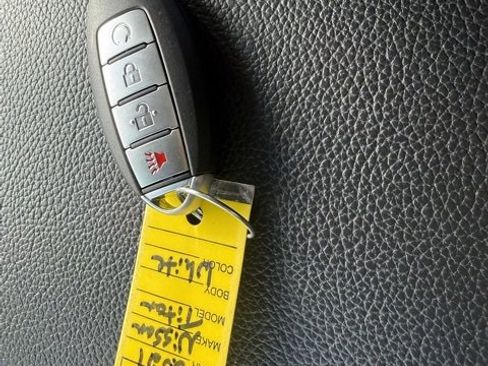 Used 2021 Nissan Titan SV w/ SV Convenience Package image 28