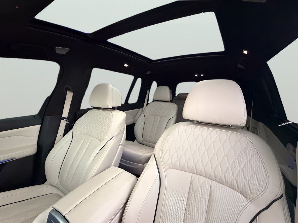 Used 2020 BMW X7 M50i w/ Dynamic Handling Package AWD/4WD image 10