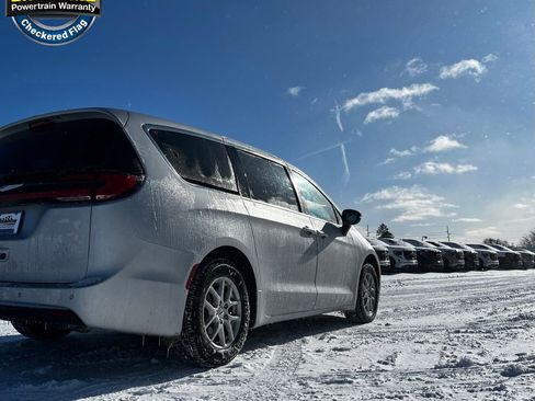 Used 2024 Chrysler Pacifica Touring-L image 9
