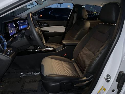 Used 2025 Chevrolet Trax LT image 34