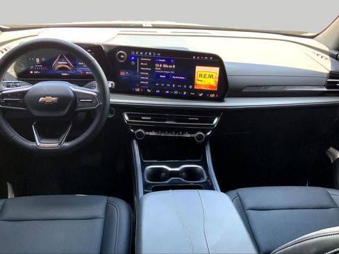 Used 2025 Chevrolet Traverse LT w/ Driver Confidence Package FWD image 16