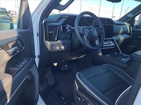 Used 2025 GMC Sierra 2500 AT4X image 8