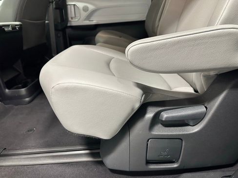 Used 2025 Toyota Sienna XLE image 48