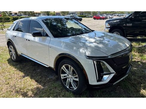 Used 2024 Cadillac Lyriq Tech AWD/4WD image 2