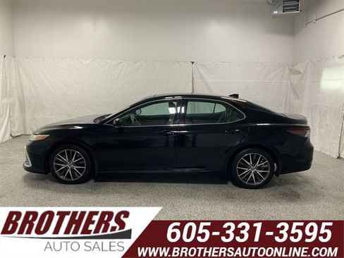 Used 2021 Toyota Camry XLE w/ Navigation Package AWD/4WD image 1