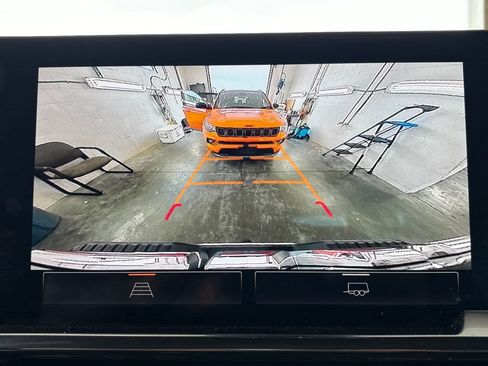 Used 2025 GMC Sierra 1500 SLT AWD/4WD image 33