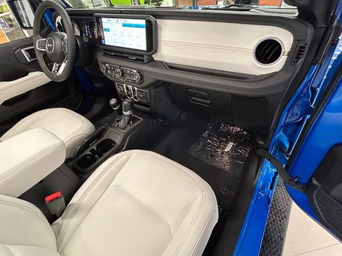 Used 2024 Jeep Wrangler Unlimited Sahara AWD/4WD image 18