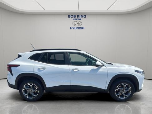 Used 2025 Chevrolet Trax LT image 6