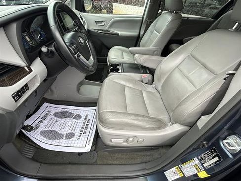 Used 2017 Toyota Sienna XLE image 13