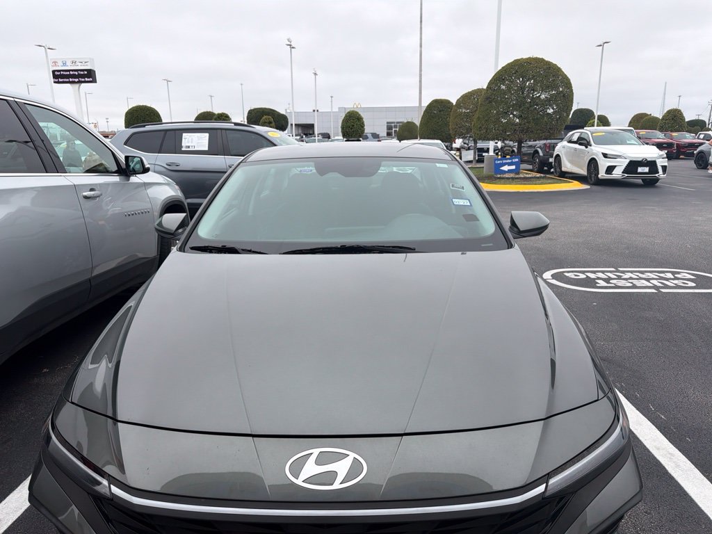 Used 2025 Hyundai Elantra SE FWD image 2