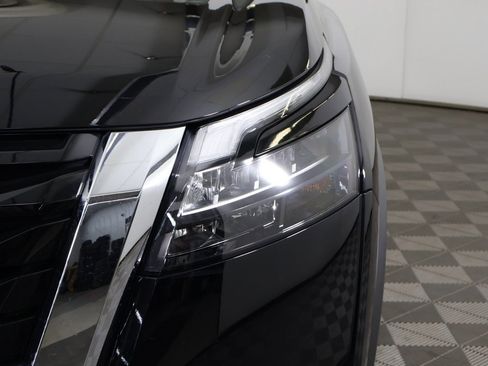 Used 2024 Nissan Pathfinder S image 12