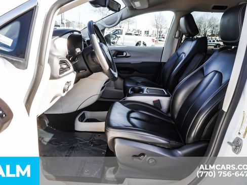 Used 2023 Chrysler Pacifica Touring-L FWD image 20