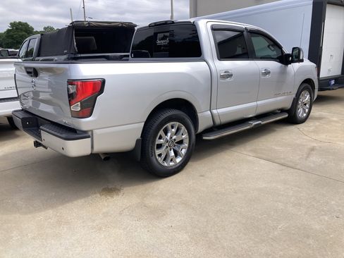 Used 2020 Nissan Titan SL w/ Moonroof Package RWD image 2
