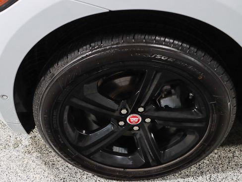 Used 2018 Jaguar F-PACE R-Sport image 11