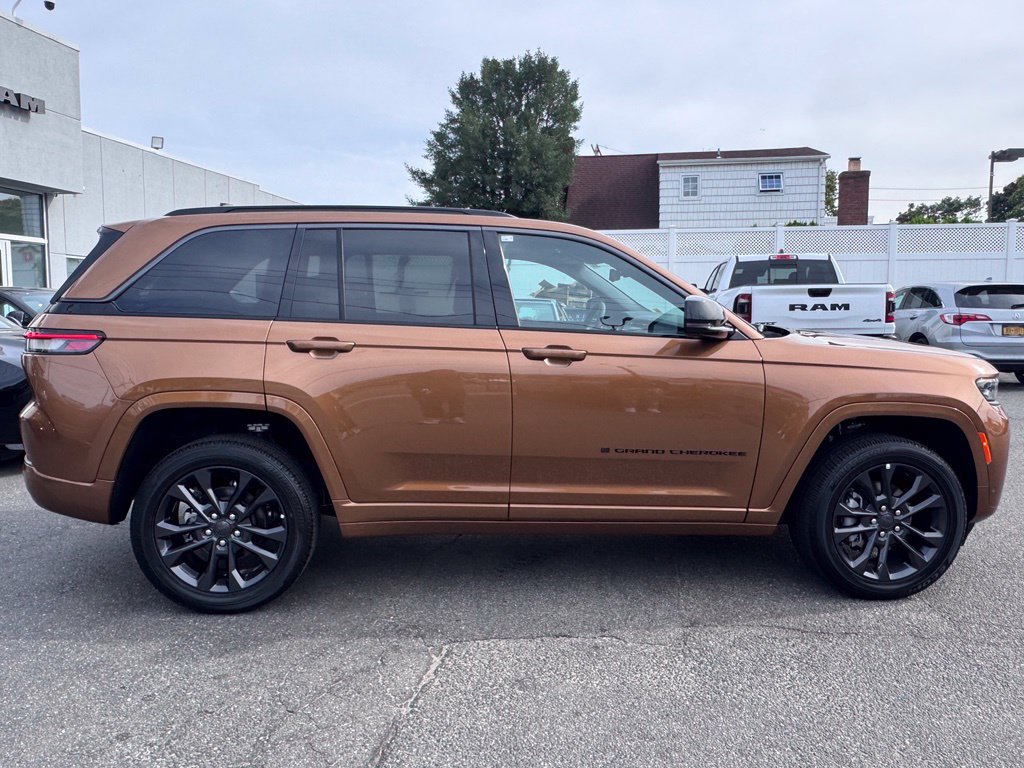 Used 2026 Jeep Grand Cherokee Limited AWD/4WD image 8