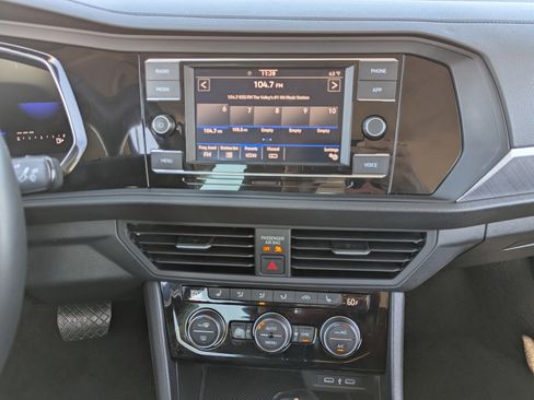 Used 2024 Volkswagen Jetta SE image 18