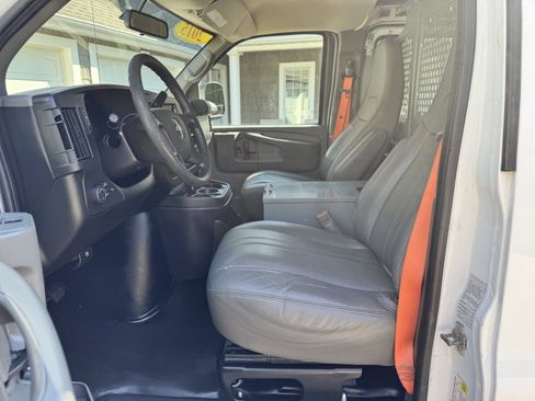 Used 2015 Chevrolet Express 2500 RWD image 12