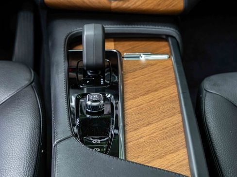 Used 2024 Volvo XC90 B6 Plus image 12