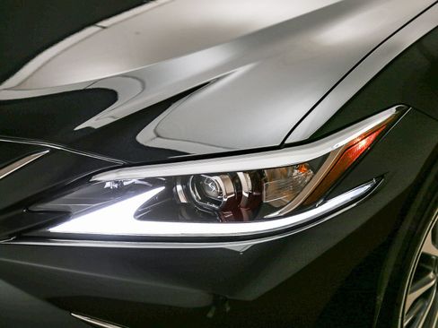 Used 2025 Lexus ES 350 w/ Accessory Package (Z2) FWD image 8