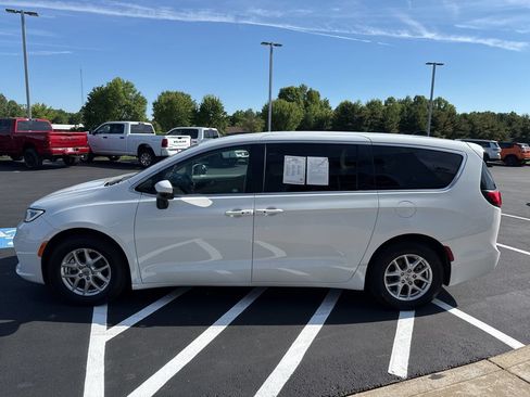 Used 2023 Chrysler Pacifica Touring-L FWD image 5