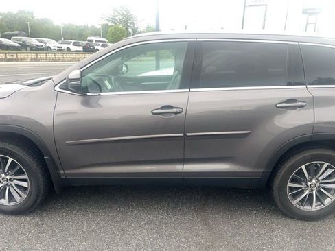 Used 2019 Toyota Highlander XLE AWD/4WD image 3