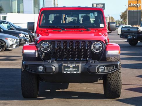 Used 2022 Jeep Gladiator Sport image 2