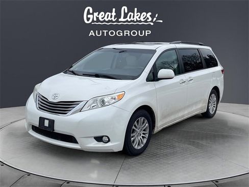 Used 2017 Toyota Sienna XLE image 1