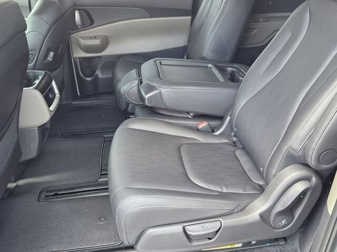 Used 2026 Kia Carnival EX image 8