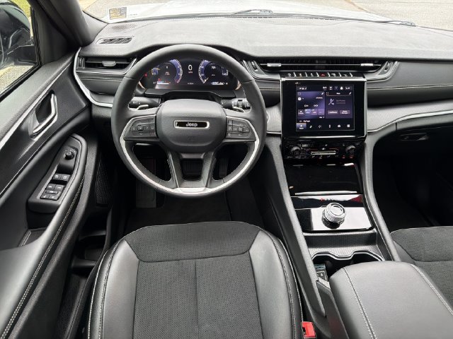 Used 2025 Jeep Grand Cherokee L Altitude AWD/4WD image 26
