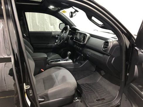 Used 2017 Toyota Tacoma TRD Off-Road AWD/4WD image 12