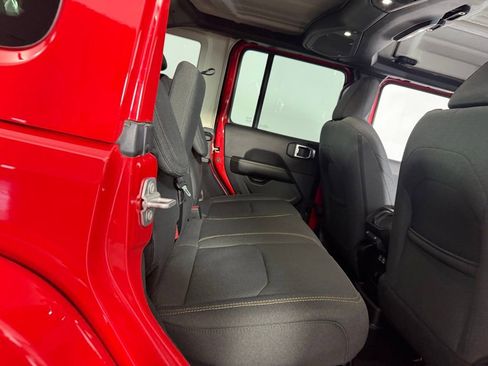 Used 2025 Jeep Wrangler Unlimited Sahara AWD/4WD image 34